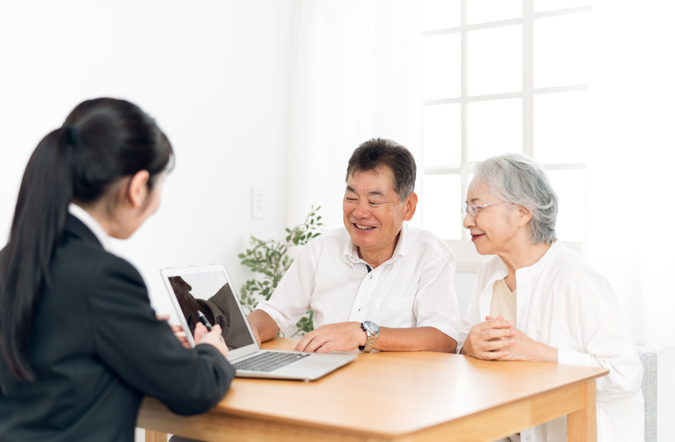 老夫婦が終活についてアドバイスを受けている様子